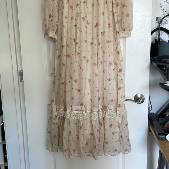 Vintage 1981 Jessica McClintock for Gunne Sax ivory-sprigged prom dress - Picture 2 of 7